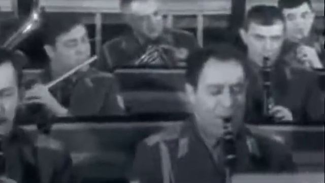 "Военно-духовая музыка" Оркестр штаба МВО прoшёлся по улицам Москвы смотреть онлайн