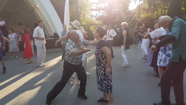 ЦЫГАНОЧКА АЗА! СЧАСТЛИВЫЕ МОМЕНТЫ ИЗ ПАРКА ГОРЬКОГО ХАРЬКОВ ТАНЦЫ смотреть онлайн