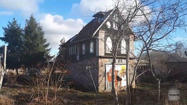 Наткнулась на ДОМ ИЗ БУТЫЛОК у себя на районе!!! Это просто ШЕДЕВР юмористического зодчества! смотреть онлайн