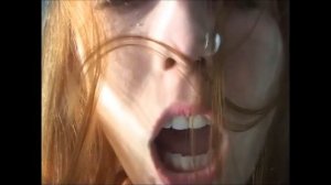 Girl talking Underwater (Девушка разговаривает под водой)