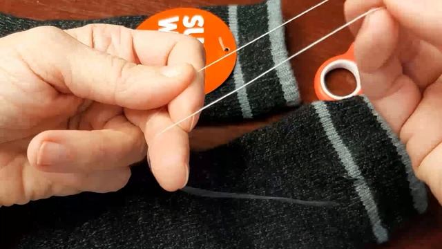 Как убрать ЗАТЯЖКУ с колготок, носков, свитера, варежек БЕЗ крючка, только иголкой и ниткой смотреть онлайн