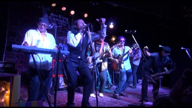 La Bamba/Twist and Shout - Joe King Carrasco, Alex Ruiz, Rubin V смотреть онлайн