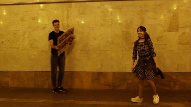 БЕСПЛАТНЫЕ ОБНИМАШКИ В МОСКВЕ / FREE HUGS IN MOSCOW смотреть онлайн