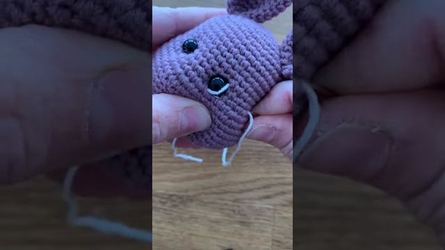 Amigurumi tips - how to add white area on bigger eyes (longer video) смотреть онлайн