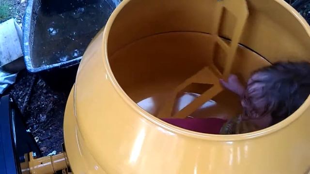 Девочка на необычной карусели смотреть онлайн