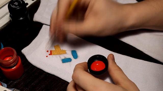 РИСУЮ НА НОСКАХ!//ИСПОРТИЛ НОСКИ В ДОМАШНИХ УСЛОВИЯХ! смотреть онлайн