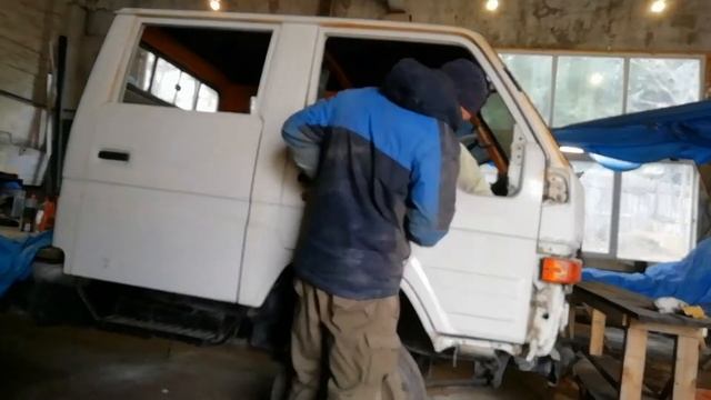 Toyota Dyna. Подготовка кабины к покраски. смотреть онлайн