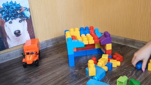 Играем с машинками и собираем конструктор вместе!!! смотреть онлайн