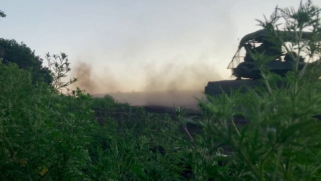 Экипажи танков Т-90М «Прорыв» уничтожили точку взлета БпЛА и живую силу в зоне СВО смотреть онлайн