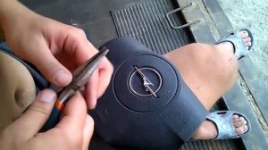 Как снять эмблему с рулевого калеса  Opel astra