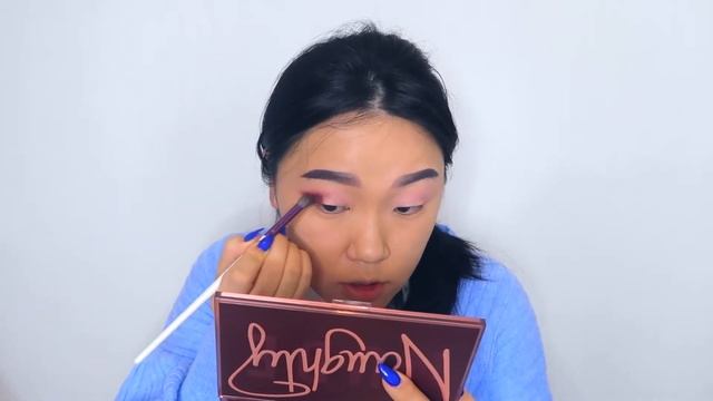 МАКИЯЖ ПАЛЕТКОЙ Huda Beauty Naughty | Корейский Макияж Глаз смотреть онлайн