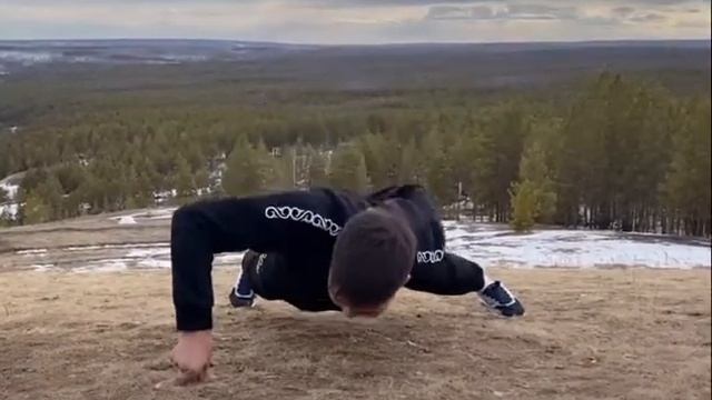 Отжимания на двух пальцах на одной руке, Саха смотреть онлайн