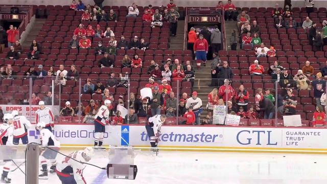 Ovechkin Alex NHL | Овечкин дарит шайбу фанатам | Ovechkin Is Gifting Puck  #ovechkin #nhl #warmup