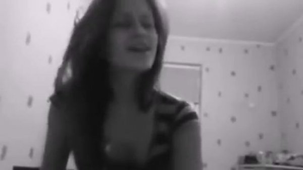 Девушка красиво поет песню Опять она пришла