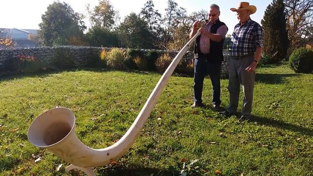 Eduard Huber spielt auf dem selbstgebauten Alphorn - mit Leopold Raab смотреть онлайн