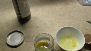 Приготовление яичной эмульсии для темперной краски в  иконописи.