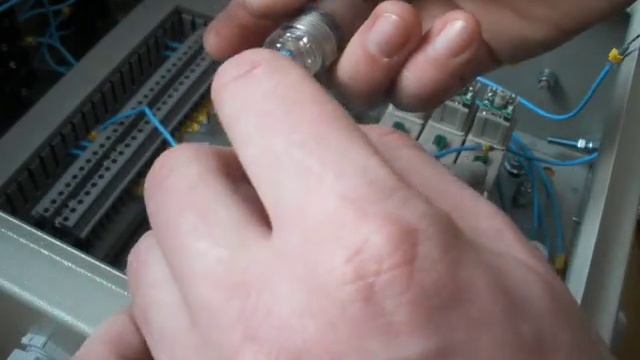 Подключение электромагнитных кутушек DC24V пневмо распределителей смотреть онлайн