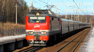 ЭП2К-242 со скорым поездом Санкт-Петербург — Белгород следует через о.п. Авангард