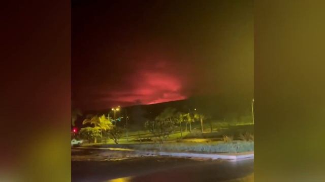 The eruption of the world's largest volcano Mauna Loa covers everything in lava in Hawaii, the USA смотреть онлайн