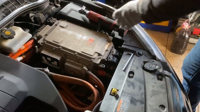 Как проверить изоляцию Электродвигателя Шевроле Вольт. How to Check Powertrain Isolation Chevy Vol смотреть онлайн
