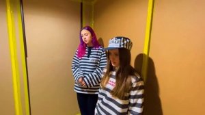 Как Выбраться ИЗ КАРТОННОЙ ТЮРЬМЫ? Карамелькины