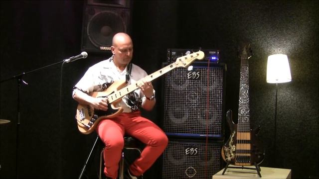 Alex Berkesi plays on Fender Squier Jass Bass смотреть онлайн