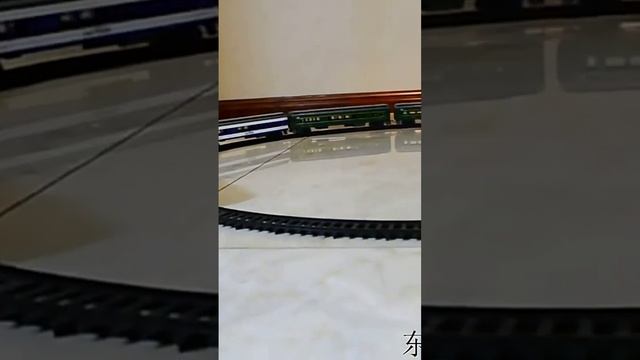 Модель тепловоза DF11 с вагонами поехал по железной дороге игрушечный поезд смотреть онлайн