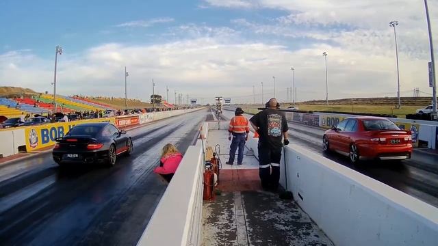 Porsche 911 Turbo 997.2 10.5 1/4 Mile vs V8 Holden смотреть онлайн