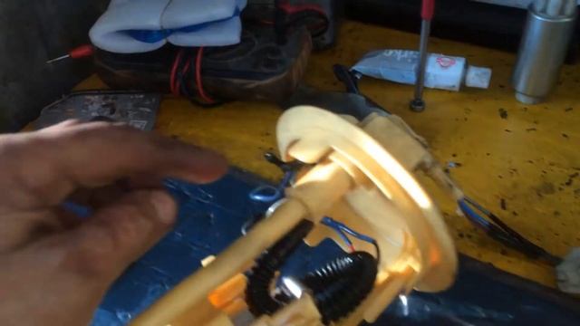 часть 29 Пежо 607 2.2 тд насос и заборчик в топливном баке смотреть онлайн