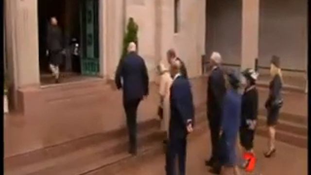 Queen lays wreath in Canberra смотреть онлайн