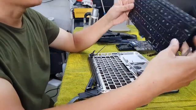 THAY KEYBOARD MACBOOK PRO 2011 смотреть онлайн