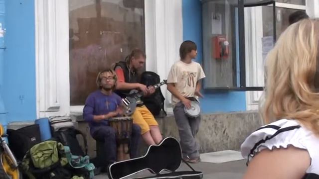 играют на барабанах в Питере. смотреть онлайн