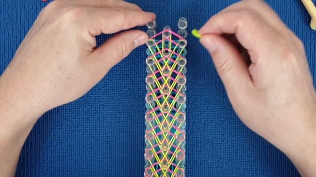 Как плести браслеты из резинок. Самый простой способ. Браслет сердце. Идеи браслетов из резинок. смотреть онлайн