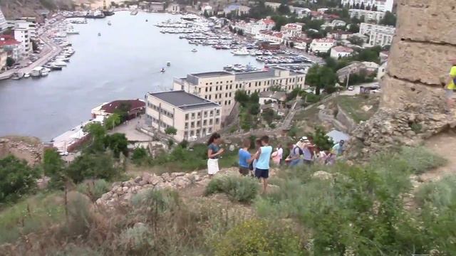 Забрался на средневековую крепость Чембало в Балаклаве. Севастополь, Крым. смотреть онлайн