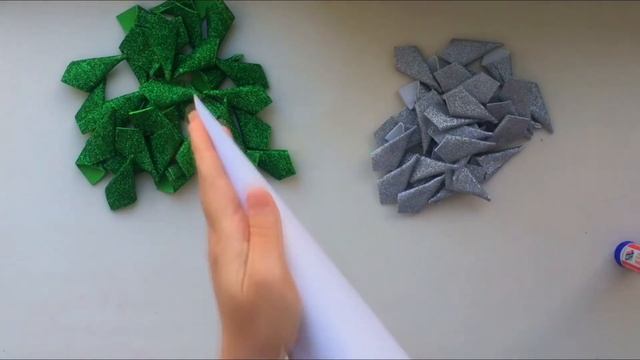 Новогодняя елка из фоамирана с глиттером. Поделка на Новый Год. смотреть онлайн