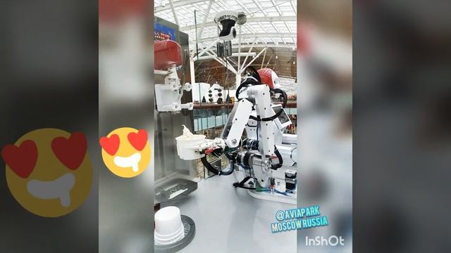 100 RUBLES Soft Ice Cream Served By A Robot In  MOSCOW RUSSIA