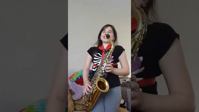 L-ga goofing around on saxophone. смотреть онлайн