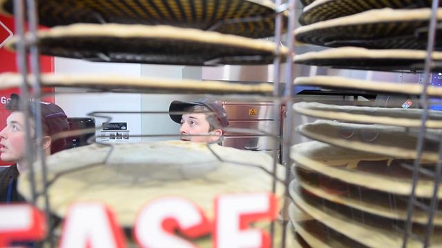 Video: Domino's Pizza slammed on Super Bowl Sunday смотреть онлайн