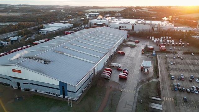 Aerial drone footage of Leeds Royal Mail Centre during strike action by postmen, 14th December 2022 смотреть онлайн