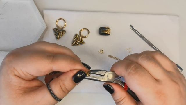 МАСТЕР КЛАСС: БРАСЛЕТ ИЗ БИСЕРА КАК НАДЕТЬ КОНЦЕВИК | TUTORIAL: END CAP ON A BEADED BRACELET MIYUKI смотреть онлайн