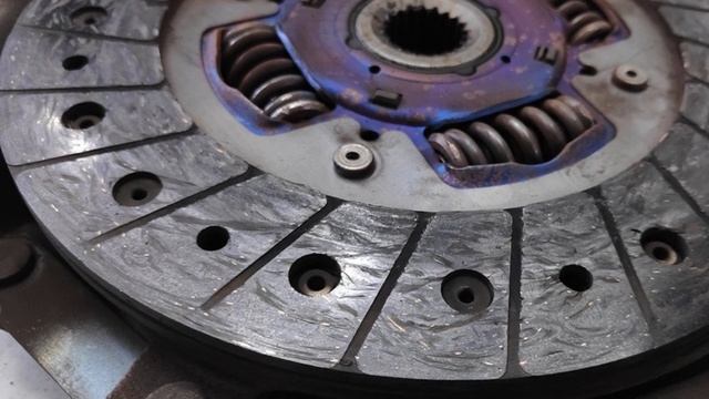 ?que pasa cuando el PEDAL del CLUTCH se queda ABAJO? смотреть онлайн