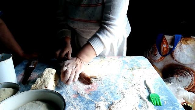 Изготовление традиционной белорусской выпечки на Пасху (Беларусь, Борисовский р-н, д.Новое Янчино) смотреть онлайн