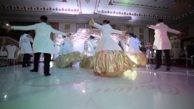 Красивый выход молодых от шоу балета Evendeluxe show смотреть онлайн