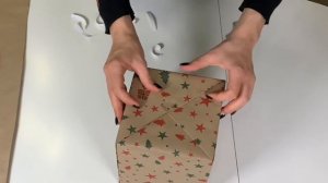 Упаковка подарка в крафт бумагу, квадратная коробка