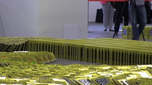 Crazy Book Dominoes! - Guinness World Records смотреть онлайн