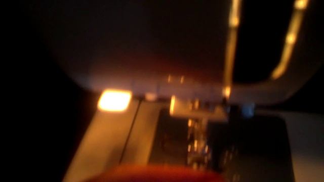 Как заправить верхнюю нить в швейную машинку. смотреть онлайн