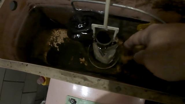 Как устранить течь в сливном бачке унитаза. смотреть онлайн