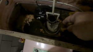 Как устранить течь в сливном бачке унитаза.