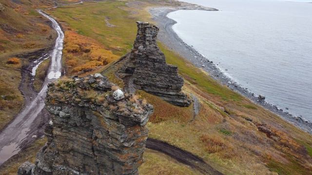 Два брата, два каменных останца стоят на берегу Баренцева моря на полуострове Средний смотреть онлайн