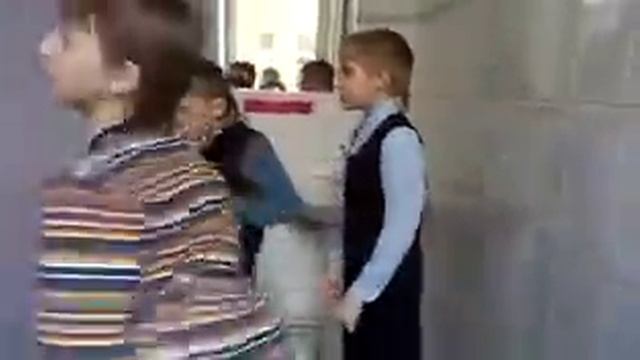 Чем занимаются школьники в школьном туалете ?! смотреть онлайн